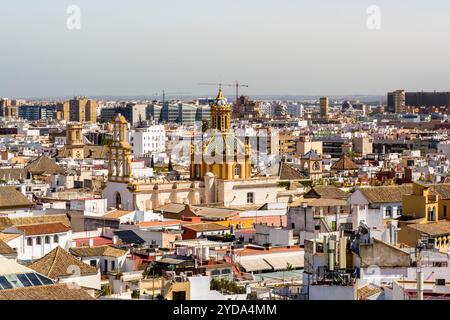 Panoramablick auf die Iglesia de Santa Cruz (Kirche Santa Cruz) von der Kathedrale von Sevilla Sevilla, Andalusien, Spanien. Stockfoto