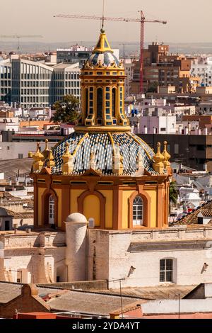 Panoramablick auf die Iglesia de Santa Cruz (Kirche Santa Cruz) von der Kathedrale von Sevilla Sevilla, Andalusien, Spanien. Stockfoto