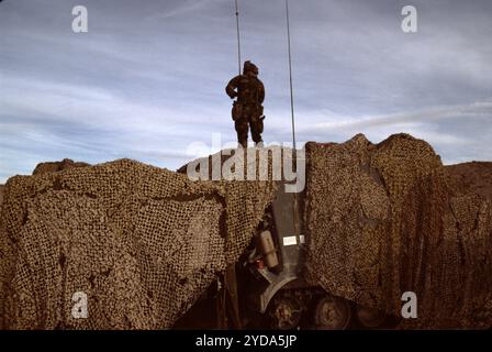 Fort Irwin, CA. USA. Mai 1991. Das Fort Irwin National Training Center (Fort Irwin NTC) ist ein wichtiges Trainingsgebiet für das US-Militär in der Mojave-Wüste im Norden des San Bernardino County, Kalifornien. Fort Irwin liegt auf einer durchschnittlichen Höhe von 2.454 ft (748 m) und liegt 37 mi (60 km) nordöstlich von Barstow in den Calico Mountains. Das National Training Center ist Teil des US Army Forces Command (FORSCOM). Die gegnerische Streitmacht im National Training Center ist das 11. Gepanzerte Kavallerie-Regiment, die Blackhorse Cavalry, die auf der Basis stationiert sind, um eine gegnerische Streitmacht zu bilden Stockfoto