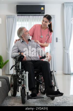 Pflegekraft eines älteren Mannes wöchentliche Kontrolluntersuchungen in der Wohnung des Patienten. Bereit, medizinische Beratung zu geben und über verschiedene St. Stockfoto