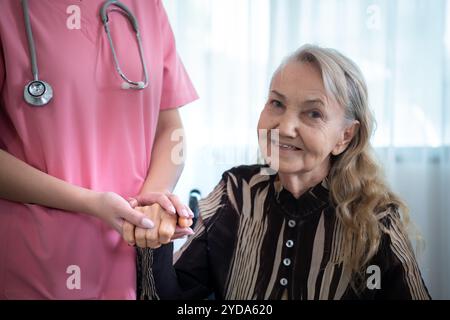 Pflegeperson für eine ältere Frau wöchentliche Kontrolluntersuchungen in der Wohnung des Patienten. Bereit, medizinische Beratung zu geben und über verschiedene zu sprechen Stockfoto