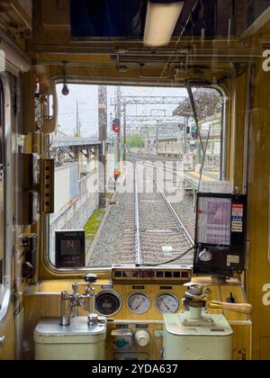 Detaillierte Innenansicht eines Fahrerhauses mit Bedienkonsole und vorausfahrenden Gleisen Stockfoto