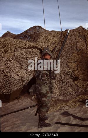 Fort Irwin, CA. USA. Mai 1991. Das Fort Irwin National Training Center (Fort Irwin NTC) ist ein wichtiges Trainingsgebiet für das US-Militär in der Mojave-Wüste im Norden des San Bernardino County, Kalifornien. Fort Irwin liegt auf einer durchschnittlichen Höhe von 2.454 ft (748 m) und liegt 37 mi (60 km) nordöstlich von Barstow in den Calico Mountains. Das National Training Center ist Teil des US Army Forces Command (FORSCOM). Die gegnerische Streitmacht im National Training Center ist das 11. Gepanzerte Kavallerie-Regiment, die Blackhorse Cavalry, die auf der Basis stationiert sind, um eine gegnerische Streitmacht zu bilden Stockfoto