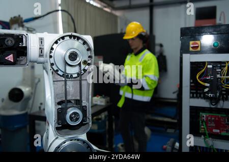 Die Leiterplatten und Sensoren einer Roboterhand werden von einem Roboteringenieur entworfen. Im Forschungszentrum des Robotik-Instituts Stockfoto