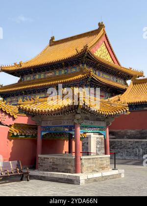 Kunstvolle und traditionelle chinesische Architektur mit wunderschönen, atemberaubenden goldenen Dächern Stockfoto