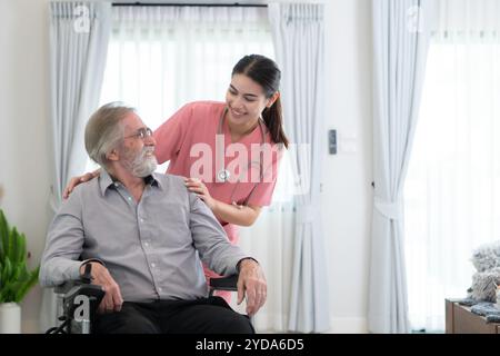 Pflegekraft eines älteren Mannes wöchentliche Kontrolluntersuchungen in der Wohnung des Patienten. Bereit, medizinische Beratung zu geben und über verschiedene St. Stockfoto