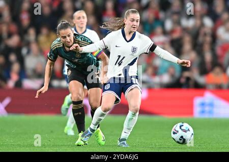 Sara Dabritz (13 Deutschland) fordert Keira Walsh (4 England) während des Internationalen Freundschaftsspiels zwischen England Frauen und Deutschland am Freitag, den 25. Oktober 2024, im Wembley Stadium in London heraus. (Foto: Kevin Hodgson | MI News) Credit: MI News & Sport /Alamy Live News Stockfoto