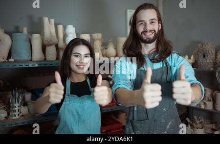 Porträt eines jungen Geschäftsmannes und einer Geschäftsfrau, die ein kleines Keramikgeschäft hat. Stockfoto