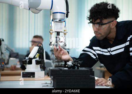 Studenten, die Roboterhandtechnologie studieren, lernen, wie man Roboterhände für eine Reihe von industriellen Anwendungen konstruiert. Stockfoto