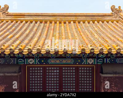 Erkunden Sie die komplizierten und farbenfrohen Dächer der antiken chinesischen Architektur im Detail Stockfoto