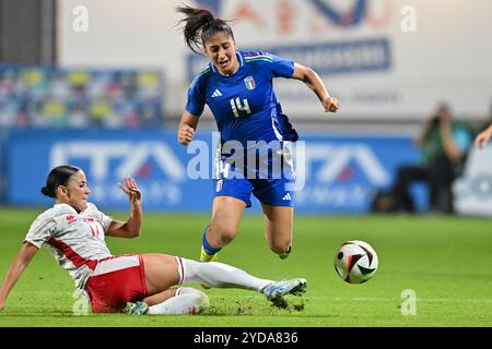 Roma, Italien. Oktober 2024. Stadio Tre Fontane, Roma, Italien - Brenda Borg von Malta und Chiara Beccari von Italien während des internationalen Freundschaftsfußballspiels, Italien gegen Malta, 25. Oktober 2024 (Foto: Roberto Ramaccia/SIPA USA) Credit: SIPA USA/Alamy Live News Stockfoto