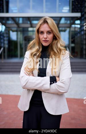 Porträt einer schönen kaukasischen erwachsenen Geschäftsfrau im formellen Anzug mit langen Haaren Stockfoto