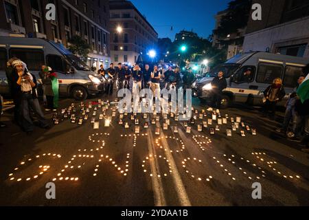Rom, Italien. Oktober 2024. Bürger und Aktivisten kommen zusammen, um an einer Kundgebung zur Unterstützung Palästinas vor der US-Botschaft in Rom teilzunehmen. Die Polizei sichert das Gebiet, während die Aktivisten Fotos von einigen palästinensischen Kindern vor der Polizeiblockade auf den Boden legten. (Kreditbild: © Marco Di Gianvito/ZUMA Press Wire) NUR REDAKTIONELLE VERWENDUNG! Nicht für kommerzielle ZWECKE! Stockfoto