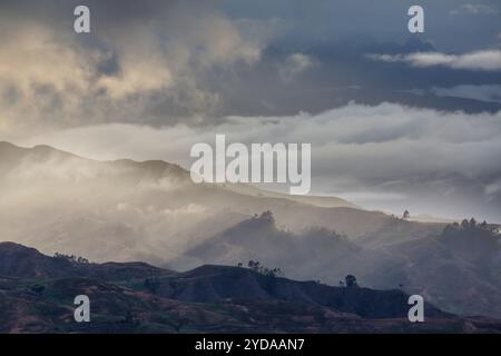 Berge im Nebel Stockfoto