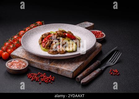 Köstliches frisches gegrilltes Gemüse, Zucchini, Paprika, Pilze und Zwiebeln Stockfoto