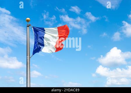 Eine französische Flagge vor blauem Himmel Stockfoto