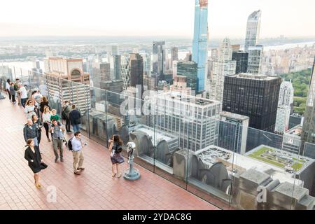 NEW YORK, USA - 17. Mai, 2019: Touristen die Bilder von der Dachterrasse auf Manhattan Wolkenkratzer Stockfoto