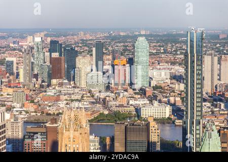 New York City Manhattan Midtown Antenne Panoramablick mit Wolkenkratzern und blauer Himmel in den Tag. Stockfoto