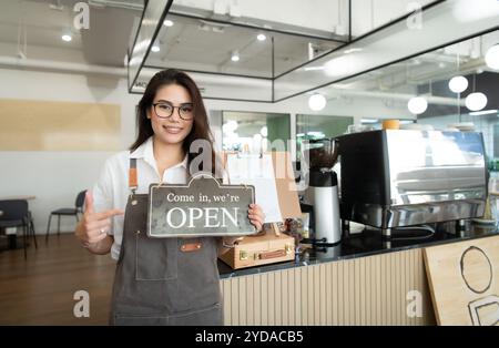 Die Barista-Frau hat den Tee für den Gast fertig gemacht und ist bereit, ihn zu servieren. Stockfoto