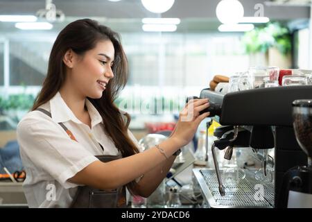 Die Barista-Frau hat den Tee für den Gast fertig gemacht und ist bereit, ihn zu servieren. Stockfoto