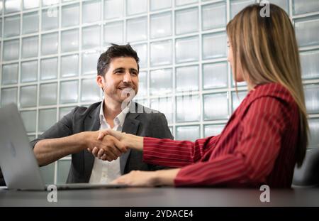 Eine Gruppe junger Unternehmer. Ist der Austausch von Ideen durch neue Arbeiten Stockfoto