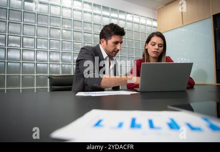 Eine Gruppe junger Unternehmer. Ist der Austausch von Ideen durch neue Arbeiten Stockfoto