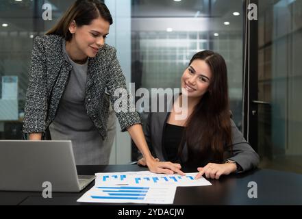 Beide von jungen Unternehmerinnen. Ist der Austausch von Ideen mit neuen Arbeiten, die der Geschäftsleitung vorgestellt werden Stockfoto