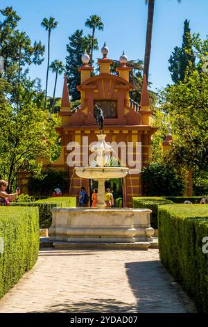 Die Gärten des Real Alcazar (Königspalast) aus dem 10. Jahrhundert, UNESCO-Weltkulturerbe, Sevilla, Andalusien, Spanien. Stockfoto