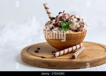 Hausgemachte Schokolade und Vanille Eis. Stockfoto