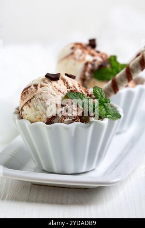 Schokoladen-Vanilleeis mit Schokoladenchips. Stockfoto