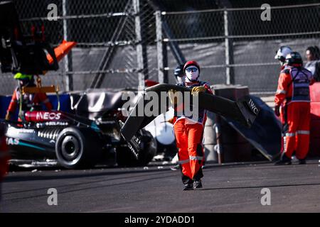 Mexiko-Stadt, Mexiko. Oktober 2024. Marshal mit 63 RUSSELL George (gbr), Mercedes AMG F1 Team W15, Frontflügel während der Formel 1 Gran Premio de la Ciudad de Mexico 2024, 20. Runde der Formel-1-Weltmeisterschaft 2024 vom 25. Bis 27. Oktober 2024 auf dem Autodromo Hermanos Rodriguez in Mexiko-Stadt, Mexiko - Foto Eric Alonso/DPPI Credit: DPPI Media/Alamy Live News Stockfoto