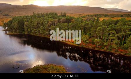 Glenveagh National Park in Donegal Irland aus der Vogelperspektive - die atemberaubende Landschaft bietet sanfte Hügel, die anmutig in üppiges Grün absteigen Stockfoto