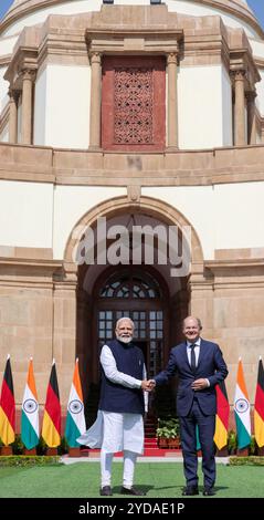 Neu-Delhi, Indien. Oktober 2024. Der indische Premierminister Narendra Modi, links, begrüßt den deutschen Bundeskanzler Olaf Schotz, rechts, bei der Ankunft zu bilateralen Treffen im Hyderabad-Haus am 25. Oktober 2024 in Neu-Delhi, Indien. Quelle: PIB/Press Information Bureau/Alamy Live News Stockfoto