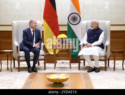 Neu-Delhi, Indien. Oktober 2024. Indische Premierministerin Narendra Modi, rechts, kommentiert während eines Einzelgesprächs mit dem deutschen Bundeskanzler Olaf Schotz, links, im Hyderabad-Haus am 25. Oktober 2024. in Neu-Delhi, Indien. Quelle: PIB/Press Information Bureau/Alamy Live News Stockfoto