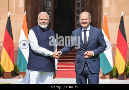 Neu-Delhi, Indien. Oktober 2024. Der indische Premierminister Narendra Modi, links, begrüßt den deutschen Bundeskanzler Olaf Schotz, rechts, bei der Ankunft zu bilateralen Treffen im Hyderabad-Haus am 25. Oktober 2024 in Neu-Delhi, Indien. Quelle: PIB/Press Information Bureau/Alamy Live News Stockfoto