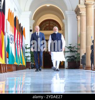 Neu-Delhi, Indien. Oktober 2024. Der indische Premierminister Narendra Modi (rechts) eskortiert den deutschen Bundeskanzler Olaf Schotz (links) zu bilateralen Treffen im Hyderabad-Haus am 25. Oktober 2024 in Neu-Delhi. Quelle: PIB/Press Information Bureau/Alamy Live News Stockfoto