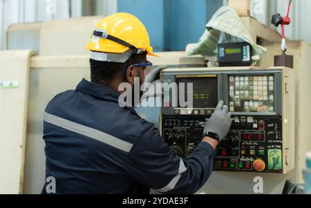 Der Chefmechaniker arbeitet in einer mechanischen Fabrik. Überprüfen Sie den Schaltschrank auf den Betrieb alter Maschinen nach starker Beanspruchung. Stockfoto