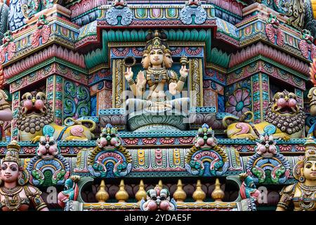 Farbige Dekorationen und Statuen auf der Außenseite des Hindu-Tempels Sri Maha Mariamman Tempel („Wat Phra Si Maha Umathewi“) in Bangkok, Thailand. Stockfoto