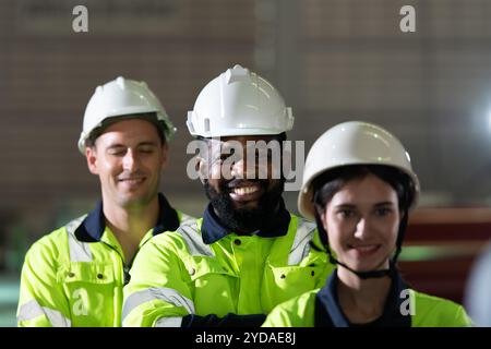 Porträt einer Gruppe von Ingenieuren aus einer großen Industrie Stockfoto