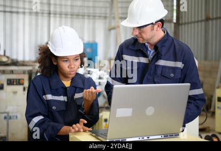 Die beiden Ingenieure prüfen die Funktion von Schweißrobotern. Stockfoto