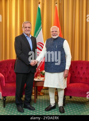 Kasan, Russland. 22. Oktober 2024. Der indische Premierminister Narendra Modi, rechts, schüttelt den iranischen Präsidenten Masoud Pezeshkian, links, vor einem bilateralen Treffen am Rande des 16. BRICS-Gipfels am 22. Oktober 2024 in Kasan, Tatarstan, Russland. Quelle: PIB/Press Information Bureau/Alamy Live News Stockfoto