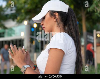 Sportfrau überprüft ihre körperliche Aktivität auf dem Smartphone. Stockfoto