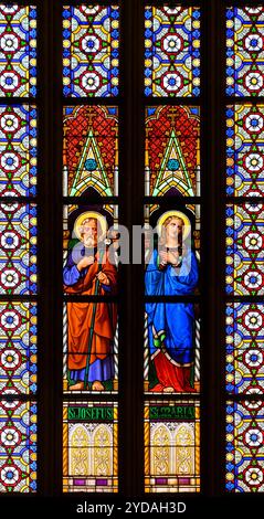 Die heilige Jungfrau Maria und der hl. Josef. Buntglasfenster in der Kathedrale St. Martin (Katedrála svätého Martina) in Bratislava. Stockfoto