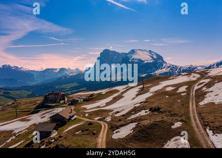 Panoramablick von der Seiser Alm zu den Dolomiten in Italien, Drohnenaufnahme. Stockfoto