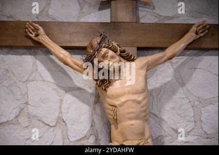 Jesus am Kreuz. Die Kapelle des Zentrums Johannes Paul II. In Wien, Österreich. Stockfoto