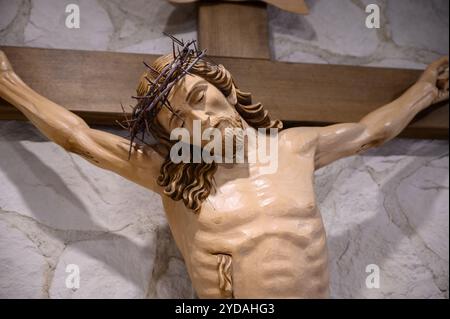 Jesus am Kreuz. Die Kapelle des Zentrums Johannes Paul II. In Wien, Österreich. Stockfoto