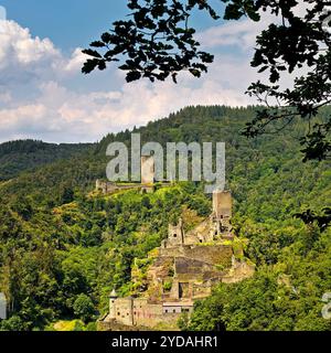 Panoramablick auf die beiden Schlösser Oberburg und Niederburg von Manderscheid, Eifel, Deutschland, Europa Stockfoto