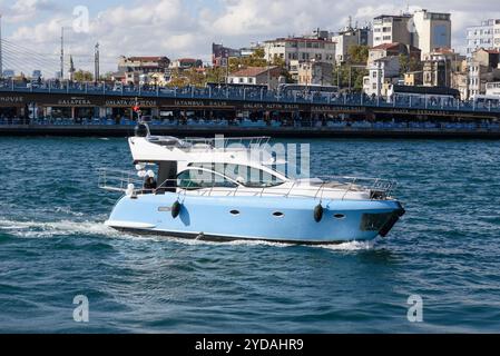 ISTANBUL, TÜRKEI - 20. OKTOBER 2024: Luxusyatch an der Bosporus-Straße Istanbul, Türkei. Stockfoto