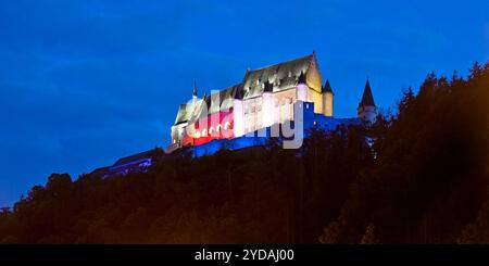 Schloss Vianden, beleuchtet in den Farben der luxemburgischen Flagge am Nationalfeiertag, Vianden Stockfoto