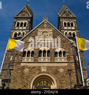 Römisch-katholische Pfarrkirche in Clervaux mit Kirchenfahne, Herzogtum Luxemburg, Europa Stockfoto